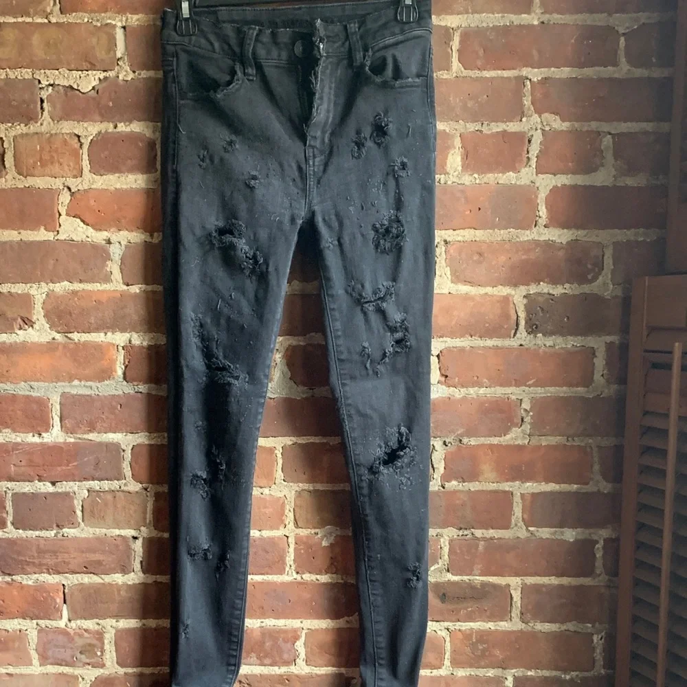 American Eagle Distressed Black Women Jeans Sz 4 - Picture 1 of 5